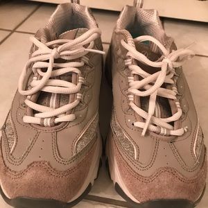 Women’s tennis shoes